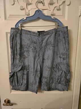 Zara Men's Cargo Shorts in Blue-Gray Floral